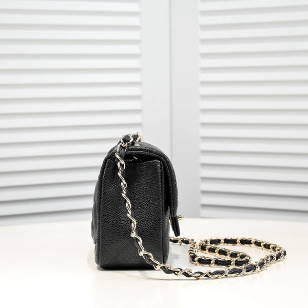 シャネルバッグ背面デザイン